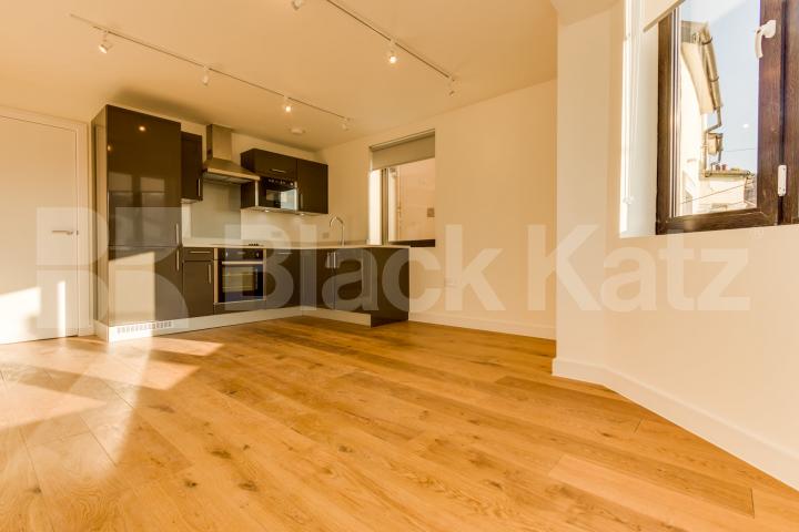 			PRICE REDUCTION, 2 Bedroom, 1 bath, 1 reception Apartment			 Pembroke, Muswell Hill